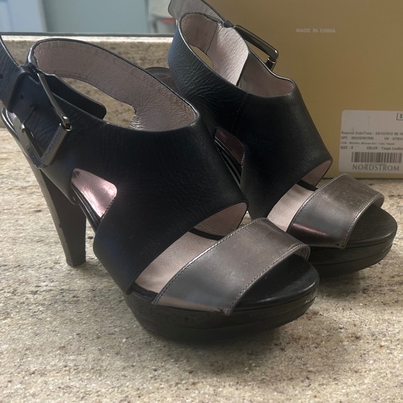 🌸 Like New 🌸 MICHAEL KORS Black Stacked Wedge Sandals/Heels - Picture 2 of 7